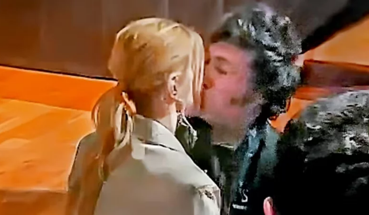 El besito de Milei a Yuyito en el evento teatral y judicial