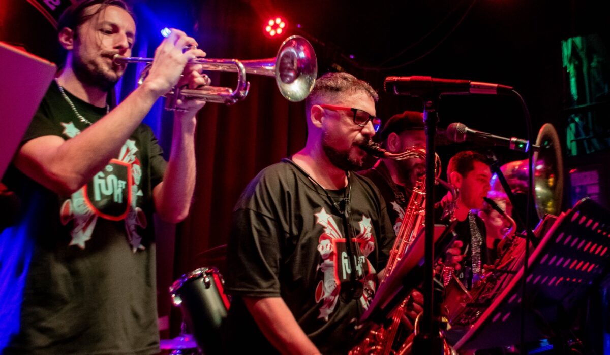 Un viaje nostálgico y vibrante con Funky Street Band en The Roxy Bar