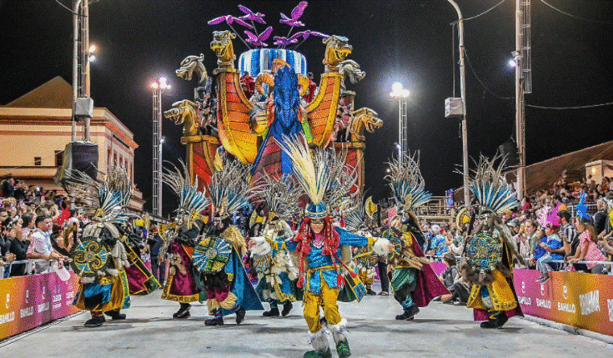 El Carnaval del País vuelve con el ritmo y color de sus comparsas